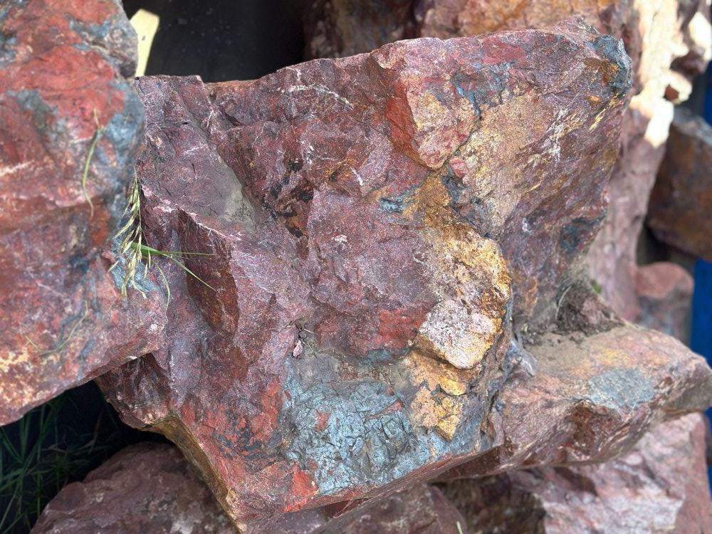 Камни для ландшафтного дизайна красно-фиолетовые 10-60 килограмм купить в Раменском