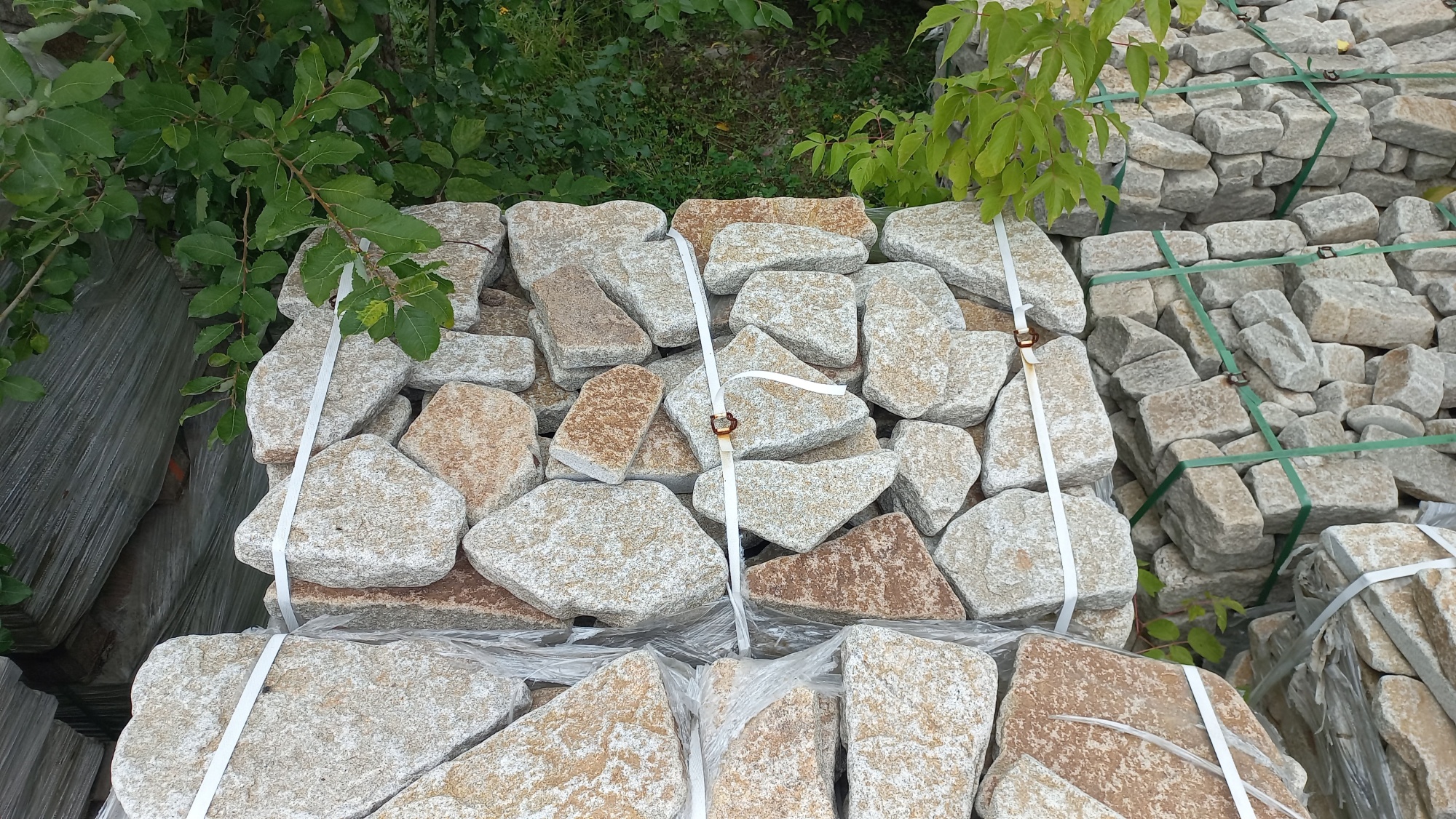 Гранитный плитняк галтованный для мощения купить в Раменском