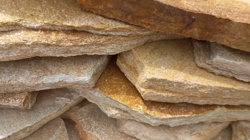 Плитняк златолит жёлтый золотистый для отмостки купить в Раменском