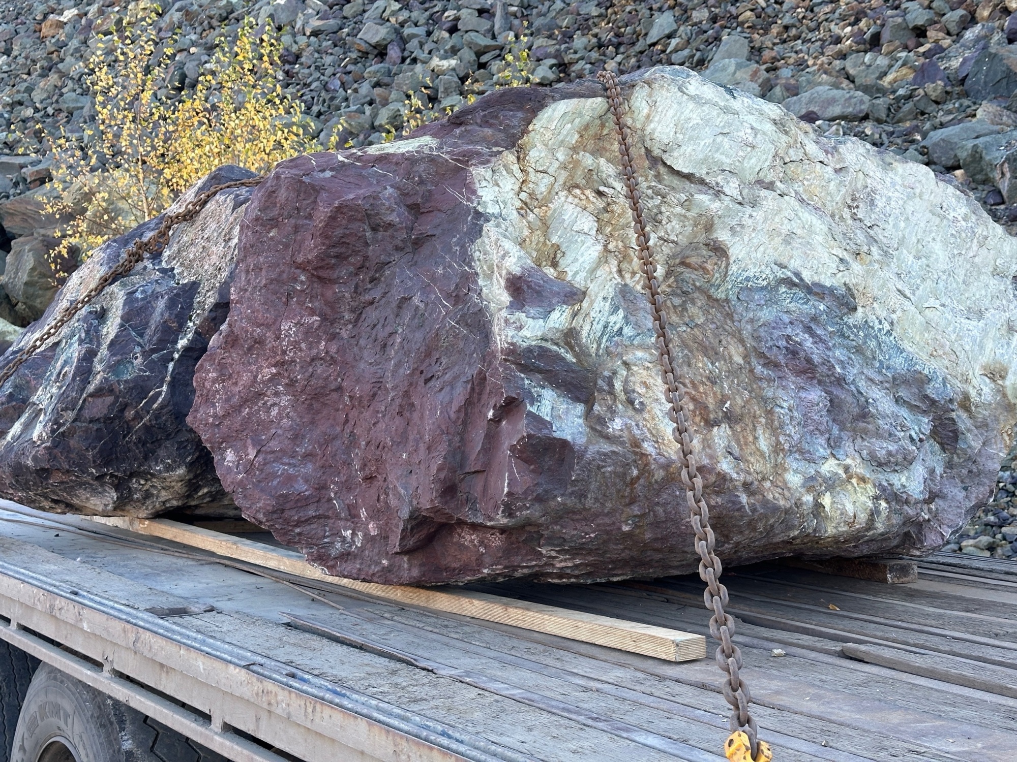 Огромные красно-фиолетовые валуны для ландшафтного дизайна весом более 5 тонн купить в Раменском