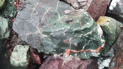 Гигантские зелёные валуны для ландшафтного дизайна весом более 5 тонн купить в Раменском