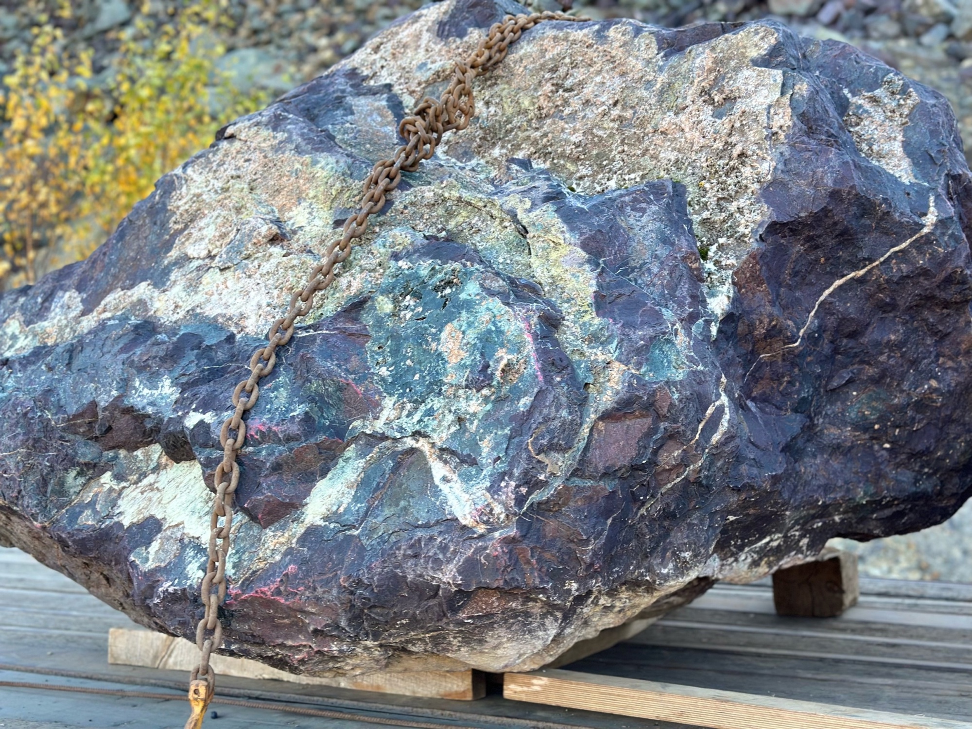 Огромные красно-фиолетовые валуны для ландшафтного дизайна весом более 5 тонн купить в Раменском