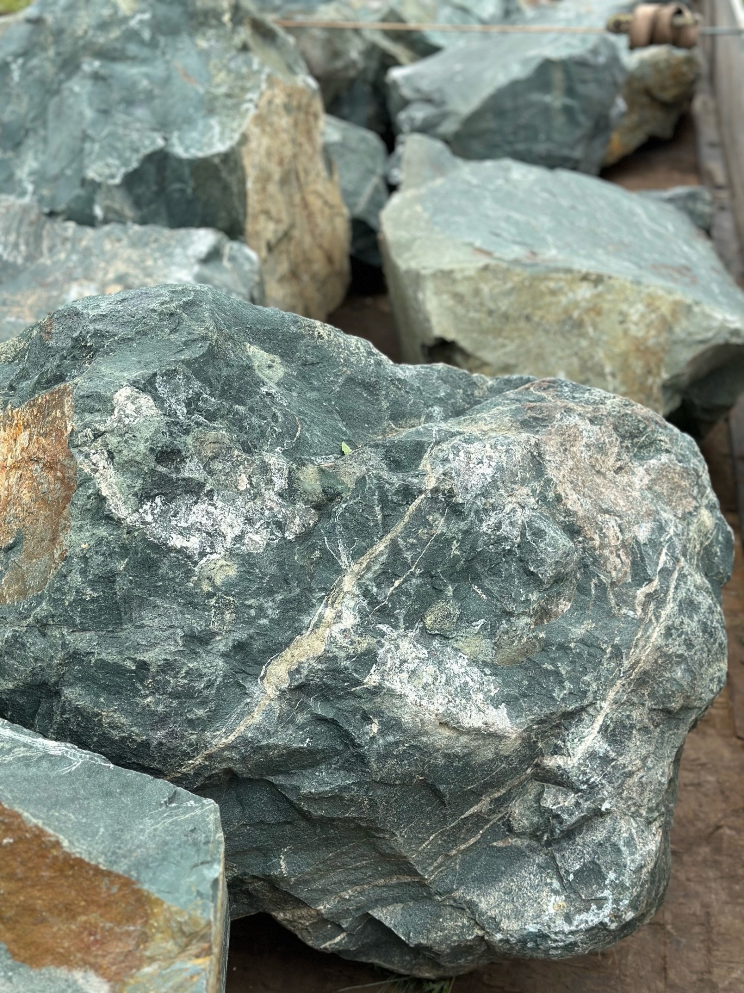 Камни для ландшафтного дизайна зелёные 10-60 килограмм купить в Раменском