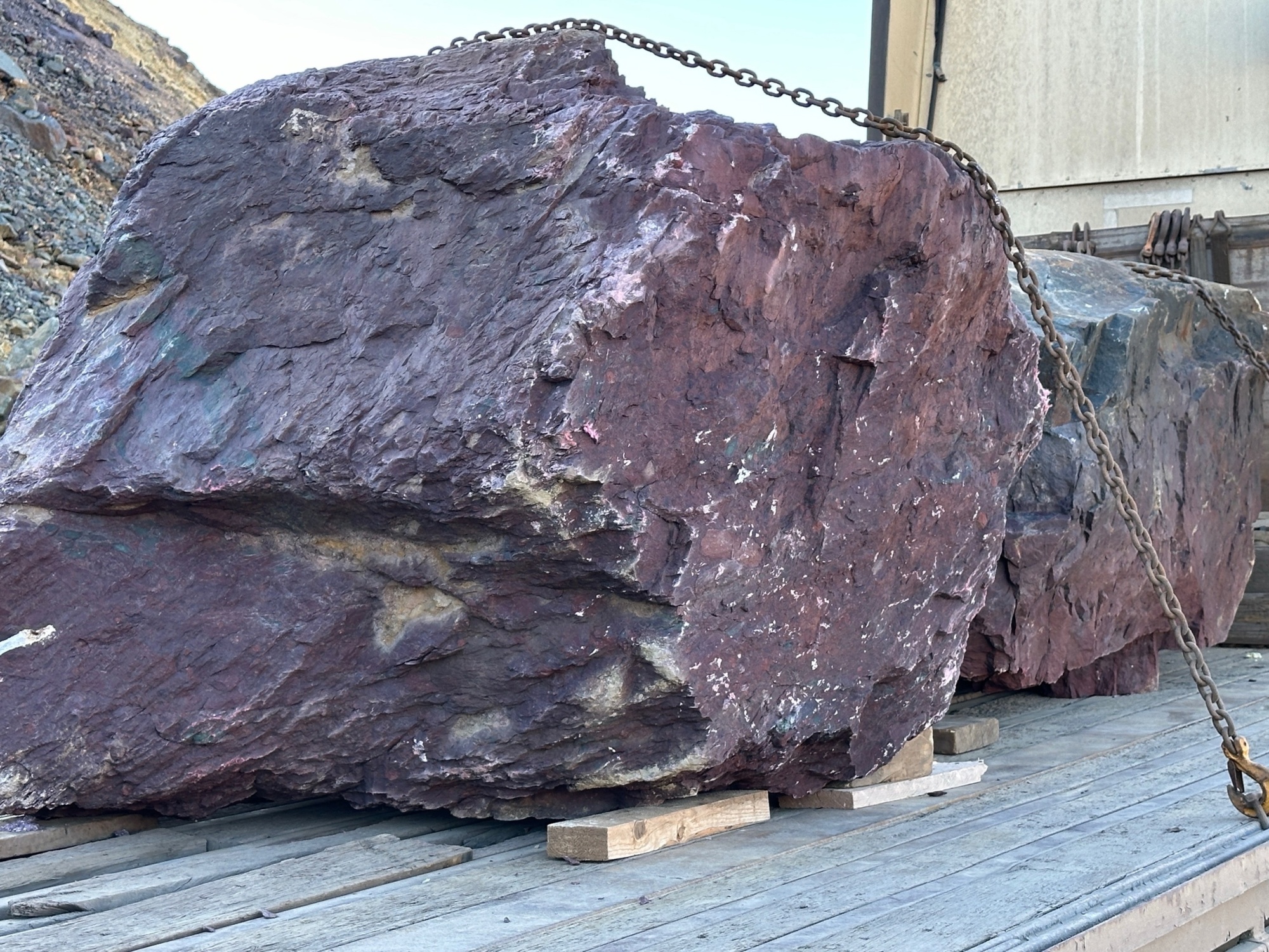 Огромные красно-фиолетовые валуны для ландшафтного дизайна весом более 5 тонн купить в Раменском