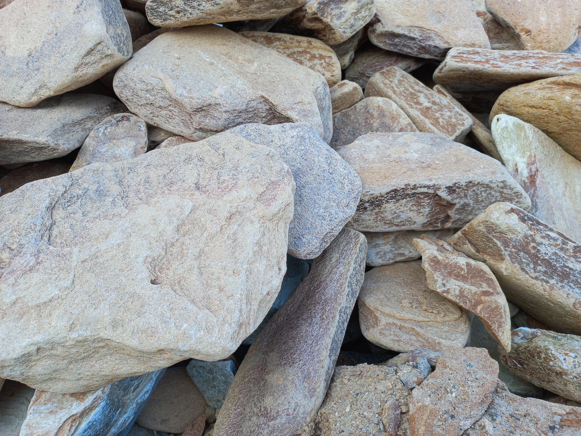 Златолит жёлтый, жёлто-зелёный глыбки и валуны для ланшафтного дизайна купить в Раменском