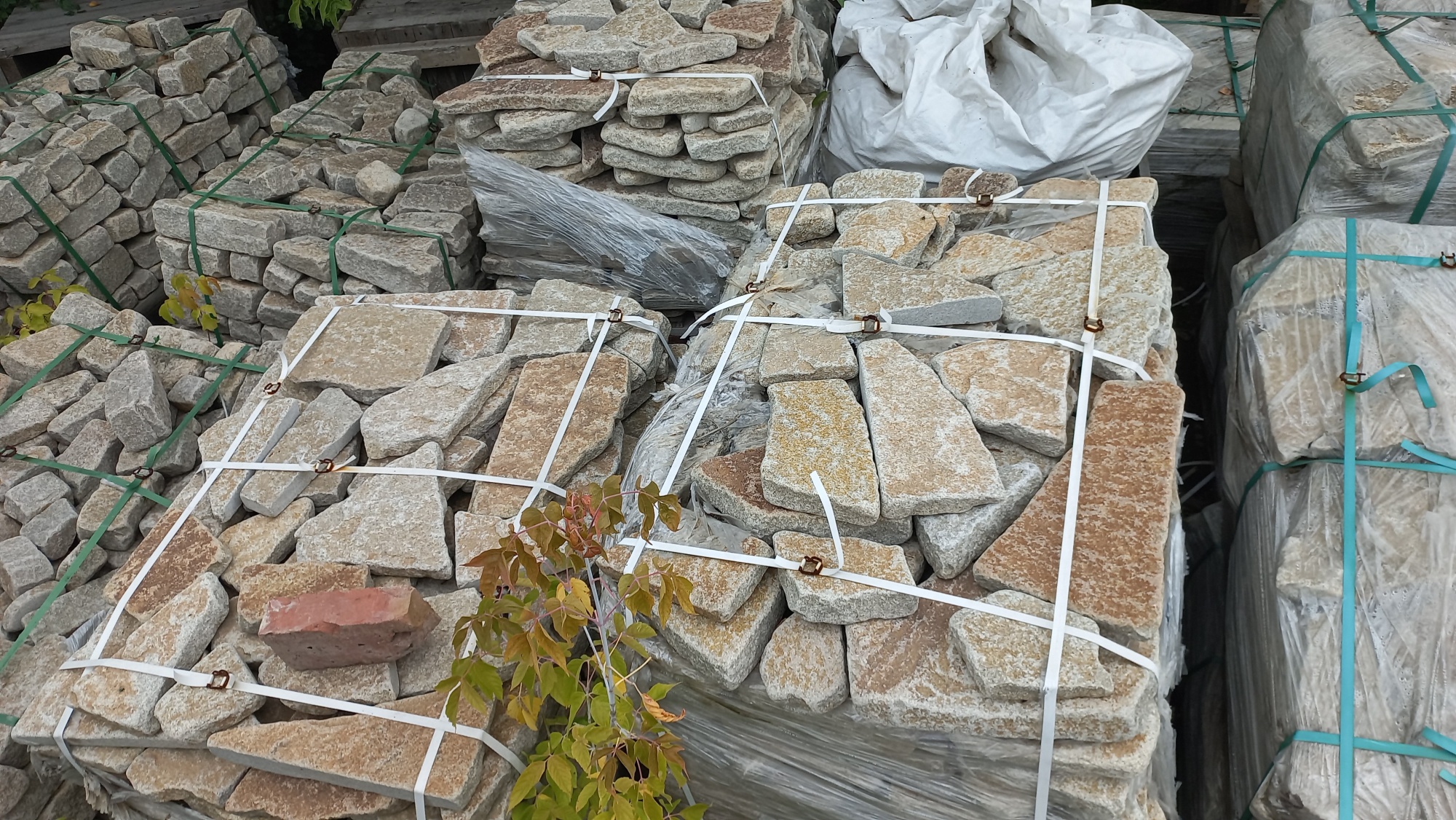 Плитняк гранитный галтованный купить в Раменском