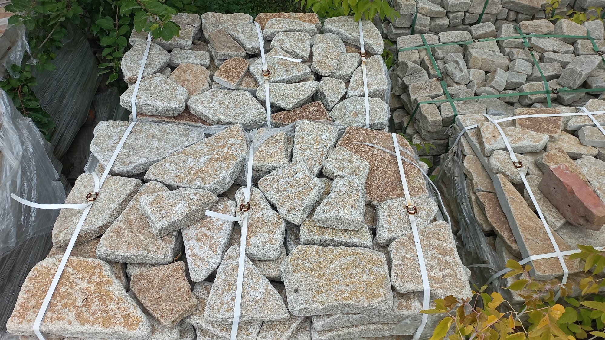 Гранитный плитняк галтованный для мощения купить в Раменском