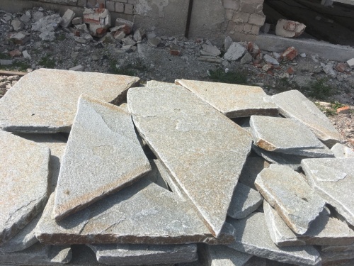 Златолит серебристый галтованный для лестниц купить в Раменском